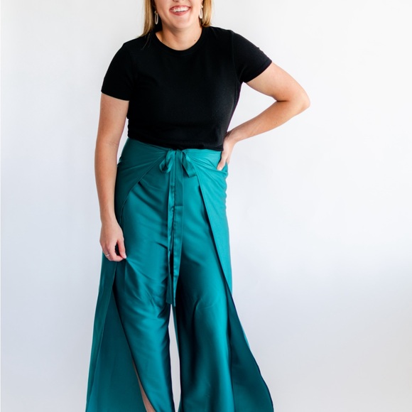 NWT- Convertible Pants to Jumpsuit - Picture 3 of 4